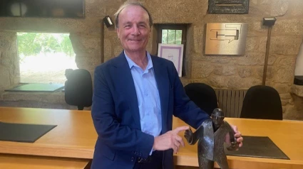 O presidente da Fundación Otero Pedrayo, Eduardo López Pereira, amosa a súa "ledicia" pola declaración no 2026 do Ano Oteriano xunto á imaxe do Patriarca das Letras Galegas no Pazo-Museo de Trasalba