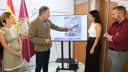 El alcalde presenta el proyecto para la ampliación del colegio de La Hoya con la creación de un módulo para secundaria