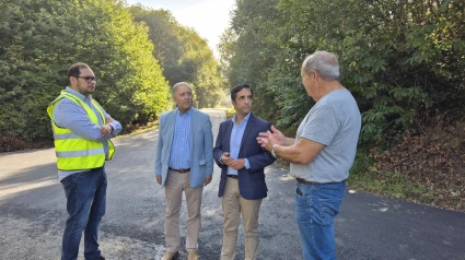 Visita del alcalde y concejal de Servicios y Zona Rural a las obras de aglomerado