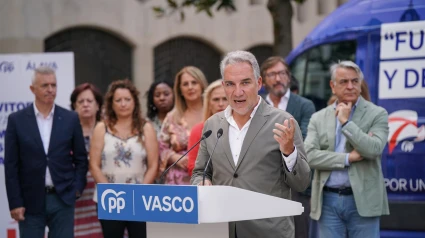 Elías Bendodo, número 4 del PP, junto a los compañeros del partido en Euskadi