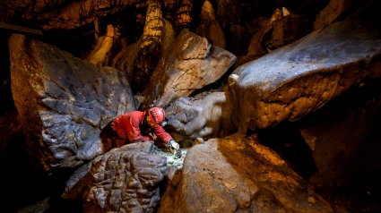 Aggtelek (Hungary), 09/07/2019.- An associate of the Archeological Institute of ELTE University works to uncover late Bronze Age findings during a joint search conducted with the Aggtelek National Park Directorate in the Baradla Cave of Aggtelek, northeastern Hungary, 09 July 2019. With its total length of 25 kms, the Baradla Cave is the largest and most spectacular karst cave of Hungary, 5.3 kms of which extends into Slovakia. The Baradla cave system, which has been listed as a UNESCO World Heritage site since 1995, is one of Europe'Äôs most abundant cave sites of archeological finds from the Neolithic and the late Bronze Age. (Hungría) EFE/EPA/Peter Komka HUNGARY OUT[HUNGARY OUT]