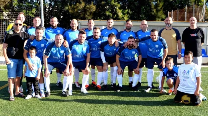 Jugadores y técnicos de la peña Rebalaje Cafetería Siglo XX, equipo campeón de la pasada temporada