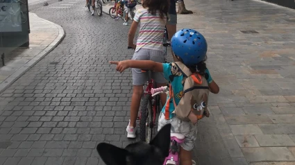 Los niños circulando en bici