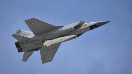 Avión de combate ruso Mikoyan MiG-31 con el misil hipersónico Kinzhal