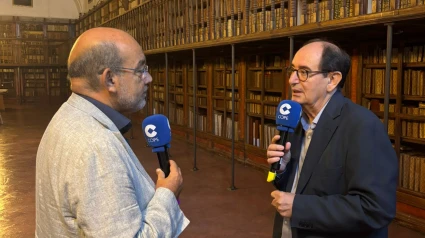 Ángel Expósito y el prior José Luis del Valle Merino, en la biblioteca del Monasterio de San Lorenzo de El Escorial