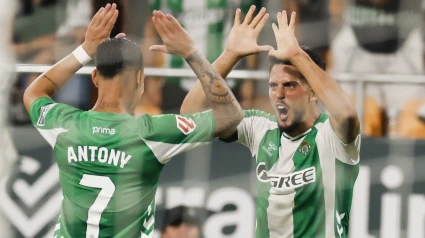 Fornals celebra el 2 gol del Betis con Antony