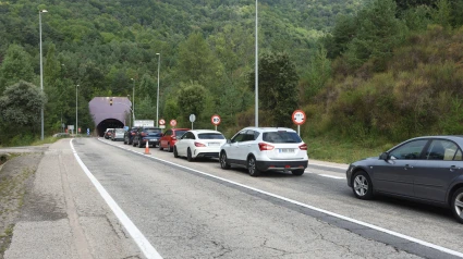 Coches circulando muy cerca uno del otro en el Túnel de Collabos, Garrotxa, provincia de Girona