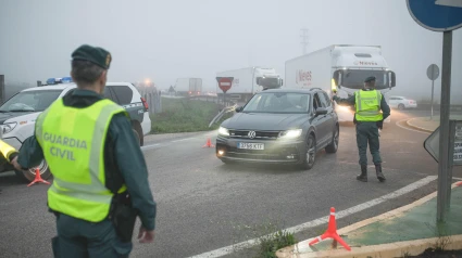 La Guardia Civil haciendo señales a un coche en Huevar Del Aljarafe