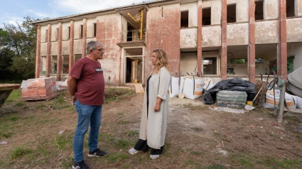 Secundino García y Mari Carme Muíño durante la visita a las obras