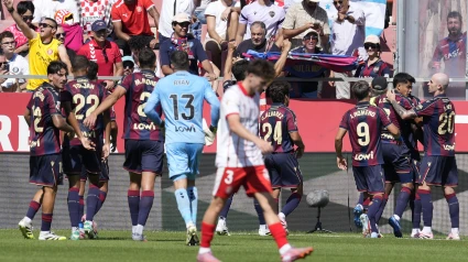 Los jugadores del Levante celebran el tanto de Etta Eyong en Montilivi.