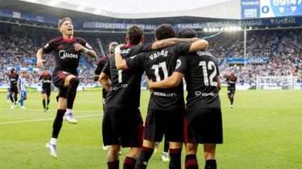 Vargas celebra con sus compañeros el 0-1 del Sevilla contra el Alavés