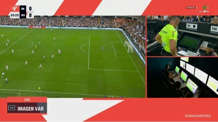 Imagen del VAR de la polémica expulsión de Dani Vivian en el Valencia-Athletic