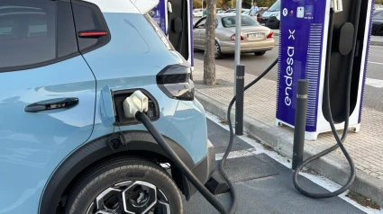 Coche eléctrico cargando