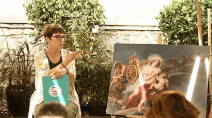 Patricia Pérez explicando los detalles de la pintura de Rubens elegida para la iniciativa 'Merendarte'