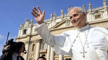 VATICAN CITY (Vatican City State (Holy See)), 17/09/2025.- A handout picture provided by the Vatican Media shows Pope Leo XIV (R) waving to the faithful during the weekly general audience in Saint Peter's Square, Vatican City, 17 September 2025. (Papa) EFE/EPA/VATICAN MEDIA HANDOUT HANDOUT EDITORIAL USE ONLY/NO SALES