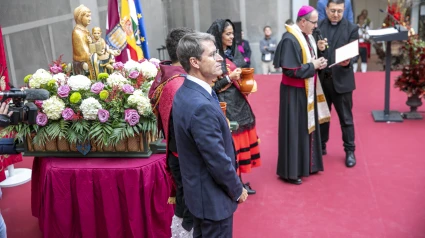 El obispo de La Rioja, Santos Montoya, bendice el primer mosto a la Virgen de Valvanera