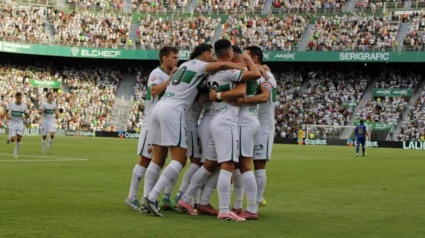 Los jugadores del Elche celebran el gol de André Silva contra el Oviedo