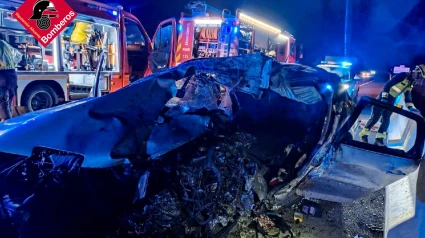 Bomberos y equipos de emergencia trabajan en la N-332 tras el grave accidente ocurrido en la noche del domingo en la salida nueva de Benissa