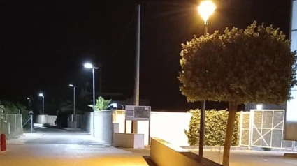 Estos faroles funcionan de forma autónoma gracias a paneles fotovoltaicos que captan la energía del sol