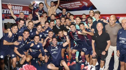 El Extremadura celebra su triunfo ante el Yeclano
