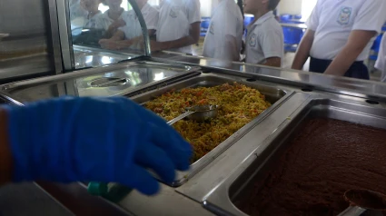 Los comedores escolares tiran mucha comida a la basura: no es aprovechable