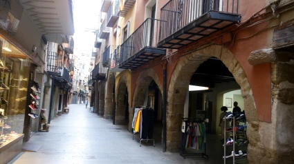 Comerços al carrer d'Avall, al centre històric de Balaguer.