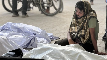 Un camión cargado con una hilera de cadáveres salía del Hospital Shifa de la ciudad de Gaza para llevarlos a su entierro