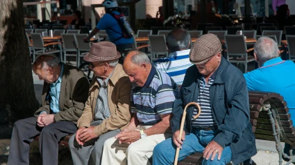 Cuatro ancianos en la Plaza Mayor de Lugo