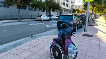 Martina, esperando la llegada del taxi adaptado que la recoge para ir al colegio