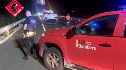 Uno de los vehículos implicados en el accidente, completamente volcado sobre la calzada de la N-332 a su paso por Benissa