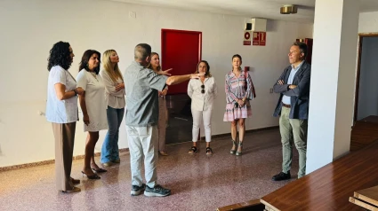 El alcalde, la consejera y varios concejales atienden las explicaciones del arquitecto