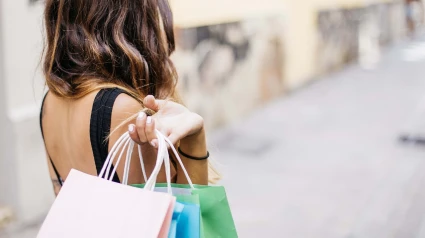 Joven realizando compras