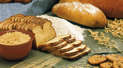 Cereales: avena, cebada, trigo y pan cortado en rebanadas