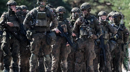 Soldados de infantería de las Fuerzas de Defensa Territorial de Polonia cambian de posición durante el ejercicio durante el día de prensa de Iron Defender 25 el 18 de septiembre de 2025 en Nowa Deba, Polonia.