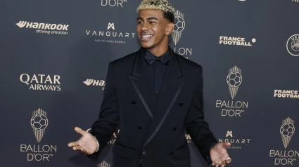 El jugador del Barcelona Lamine Yamal llega a la ceremonia del Balón de Oro 2025 en el Teatro del Châtelet de París.