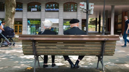 Un matrimonio vasco de jubilados sentado en un banco en el centro de Bilbao