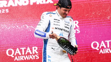 Carlos Sainz durante la celebración en el podio durante el Gran Premio de Azerbaiyán de Fórmula 1 Qatar Airways 2025.