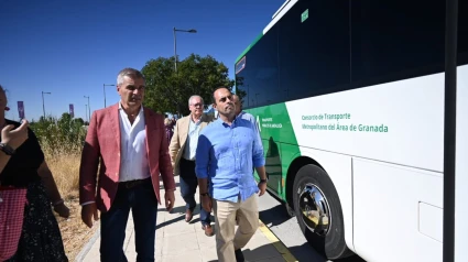 Presentación de la línea 105 del autobús metropolitano con el director del consorcio de transporte, César Díaz