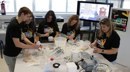 El equipo del laboratorio de Biopolímeros preparando la G-Night