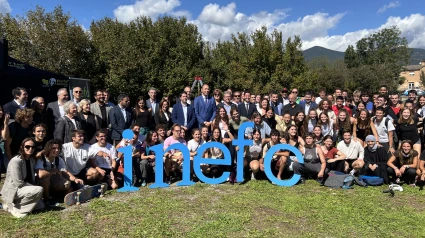 Autoritats, docents i alumnes d'INEFC Pirineus, després de l'acte de col·locació de la primera pedra del nou edifici que es construirà a la Seu d'Urgell.