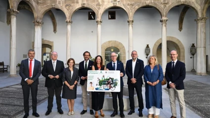 La consejera Rocío Díaz y el rector, Pedro Mercado, cierran unacuerdo para fomentar el uso del transporte público