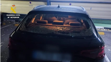 Libertad con cargos para el joven que destrozó el coche de un agente dentro del retén