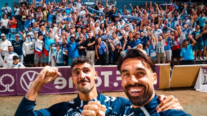 Dos jugadores del Tenerife celebran con la afición el triunfo en Guadalajara.