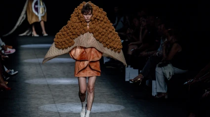 Modelo en un desfile de Ángel Schlesser