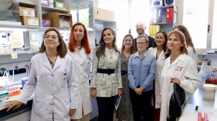 La Reina Letizia conoce los proyectos científicos en curso en su visita al Centro de Investigación del Cáncer por su 25º aniversario
