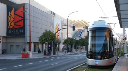 El tranvía atropella a un hombre en Nervión Plaza