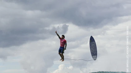 La Fundación Chirivella Soriano de València acogerá, del 11 de octubre al 2 de noviembre, una nueva edición de World Press Photo, la muestra más prestigiosa de fotoperiodismo mundial, que cumple su decimotercera edición en la ciudad y la número 70 en todo el mundo.Los trabajos ganadores del concurso representan acontecimientos y temáticas de 2024, reflejando algunos de los problemas más urgentes a los que se enfrenta la humanidad en geopolítica, cuestiones de género, migración, conflictos o crisis climática. De las protestas en Kenia o El Salvador, a las devastadoras guerras en el Líbano y Palestina, las múltiples caras de la crisis climática en Perú, Brasil o Filipinas, o la persecución de la comunidad LGBTQI+ en Nigeria, entre muchos otros fenómenos globales.World Press Photo 2025 incluye 42 autores ganadores de los 6 territorios en que el concurso divide la participación global: África, Asia-Pacífico y Oceanía, Europa, Norteamérica y Centroamérica, Sudamérica y Asia Occidental, Central y del Sur. Por cada uno de los territorios en esta ocasión el certamen se divide en tres categorías: Fotografías Individuales, Reportajes Gráficos y Proyectos a Largo Plazo.'Mahmoud Ajjour, de nueve años' es la Foto de 2025. La imagen refleja a un niño, Mahmoud Ajjour, que resultó gravemente herido mientras huía de un ataque israelí en Gaza. Fue tomada por la fotógrafa palestina Abu Elouf, en Doha, donde la familia de Mahmoud fue evacuada y donde recibe tratamiento médico.La directora ejecutiva de World Press Photo, Joumana El Zein Khoury, explica que "es una imagen discreta que habla alto y claro" y "cuenta la historia de un niño, pero también de una guerra tan desmedida que sus consecuencias se mantendrán durante generaciones".IMÁGENES FINALISTASAdemás de la foto del año, el jurado del certamen ha seleccionado dos finalistas. Por un lado, "Cruzar de noche", de John Moore (Estados Unidos), que recoge cómo migrantes chinos entran en calor bajo una fría lluvia tras cruzar la frontera entre Estados Unidos y México.Por su parte, "Sequía en el Amazonas", de Musuk Nolte (Perú/ México) retrata a un joven que lleva comida a su madre en Manacapuru, Brasil. Antes se podía acceder a la aldea con una embarcación, pero, debido a la sequía, ahora para llegar debe caminar dos kilómetros por el cauce seco de un río del Amazonas.La Fundación Chirivella Soriano de València acogerá, del 11 de octubre al 2 de noviembre, una nueva edición de World Press Photo, la muestra más prestigiosa de fotoperiodismo mundial, que cumple su decimotercera edición en la ciudad y la número 70 en todo el mundo.Los trabajos ganadores del concurso representan acontecimientos y temáticas de 2024, reflejando algunos de los problemas más urgentes a los que se enfrenta la humanidad en geopolítica, cuestiones de género, migración, conflictos o crisis climática. De las protestas en Kenia o El Salvador, a las devastadoras guerras en el Líbano y Palestina, las múltiples caras de la crisis climática en Perú, Brasil o Filipinas, o la persecución de la comunidad LGBTQI+ en Nigeria, entre muchos otros fenómenos globales.World Press Photo 2025 incluye 42 autores ganadores de los 6 territorios en que el concurso divide la participación global: África, Asia-Pacífico y Oceanía, Europa, Norteamérica y Centroamérica, Sudamérica y Asia Occidental, Central y del Sur. Por cada uno de los territorios en esta ocasión el certamen se divide en tres categorías: Fotografías Individuales, Reportajes Gráficos y Proyectos a Largo Plazo.'Mahmoud Ajjour, de nueve años' es la Foto de 2025. La imagen refleja a un niño, Mahmoud Ajjour, que resultó gravemente herido mientras huía de un ataque israelí en Gaza. Fue tomada por la fotógrafa palestina Abu Elouf, en Doha, donde la familia de Mahmoud fue evacuada y donde recibe tratamiento médico.La directora ejecutiva de World Press Photo, Joumana El Zein Khoury, explica que "es una imagen discreta que habla alto y claro" y "cuenta la historia de un niño, pero también de una guerra tan desmedida que sus consecuencias se mantendrán durante generaciones".IMÁGENES FINALISTASAdemás de la foto del año, el jurado del certamen ha seleccionado dos finalistas. Por un lado, "Cruzar de noche", de John Moore (Estados Unidos), que recoge cómo migrantes chinos entran en calor bajo una fría lluvia tras cruzar la frontera entre Estados Unidos y México.Por su parte, "Sequía en el Amazonas", de Musuk Nolte (Perú/ México) retrata a un joven que lleva comida a su madre en Manacapuru, Brasil. Antes se podía acceder a la aldea con una embarcación, pero, debido a la sequía, ahora para llegar debe caminar dos kilómetros por el cauce seco de un río del Amazonas.La Fundación Chirivella Soriano de València acogerá, del 11 de octubre al 2 de noviembre, una nueva edición de World Press Photo, la muestra más prestigiosa de fotoperiodismo mundial, que cumple su decimotercera edición en la ciudad y la número 70 en todo el mundo.Los trabajos ganadores del concurso representan acontecimientos y temáticas de 2024, reflejando algunos de los problemas más urgentes a los que se enfrenta la humanidad en geopolítica, cuestiones de género, migración, conflictos o crisis climática. De las protestas en Kenia o El Salvador, a las devastadoras guerras en el Líbano y Palestina, las múltiples caras de la crisis climática en Perú, Brasil o Filipinas, o la persecución de la comunidad LGBTQI+ en Nigeria, entre muchos otros fenómenos globales.World Press Photo 2025 incluye 42 autores ganadores de los 6 territorios en que el concurso divide la participación global: África, Asia-Pacífico y Oceanía, Europa, Norteamérica y Centroamérica, Sudamérica y Asia Occidental, Central y del Sur. Por cada uno de los territorios en esta ocasión el certamen se divide en tres categorías: Fotografías Individuales, Reportajes Gráficos y Proyectos a Largo Plazo.'Mahmoud Ajjour, de nueve años' es la Foto de 2025. La imagen refleja a un niño, Mahmoud Ajjour, que resultó gravemente herido mientras huía de un ataque israelí en Gaza. Fue tomada por la fotógrafa palestina Abu Elouf, en Doha, donde la familia de Mahmoud fue evacuada y donde recibe tratamiento médico.La directora ejecutiva de World Press Photo, Joumana El Zein Khoury, explica que "es una imagen discreta que habla alto y claro" y "cuenta la historia de un niño, pero también de una guerra tan desmedida que sus consecuencias se mantendrán durante generaciones".IMÁGENES FINALISTASAdemás de la foto del año, el jurado del certamen ha seleccionado dos finalistas. Por un lado, "Cruzar de noche", de John Moore (Estados Unidos), que recoge cómo migrantes chinos entran en calor bajo una fría lluvia tras cruzar la frontera entre Estados Unidos y México.Por su parte, "Sequía en el Amazonas", de Musuk Nolte (Perú/ México) retrata a un joven que lleva comida a su madre en Manacapuru, Brasil. Antes se podía acceder a la aldea con una embarcación, pero, debido a la sequía, ahora para llegar debe caminar dos kilómetros por el cauce seco de un río del Amazonas.Jerome-Brouillet de la Agence-France-Presse