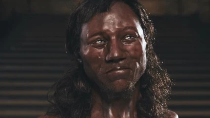 (Foto de ARCHIVO)El primer británico era negro y tenía los ojos azulesEl primer británico era negro y tenía los ojos azules.Un análisis del esqueleto de 10.000 años del hombre de Cheddar, considerado el primer británico, ha revelado que la pigmentación de su piel era de oscura a negra, el cabello rizado y los ojos azules.07/2/2018