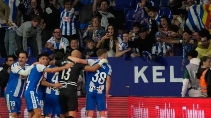 Los futbolistas del Espanyol celebran el empate frente al Valencia junto con los aficionados de uno de los fondos del RCDE Stadium