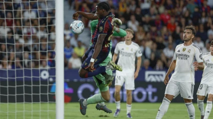 Etta Eyong marca el gol del Levante ante el Real Madrid